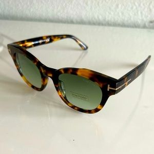 Brand new, authentic Tom Ford Elizabeth sunglasses.  No case, no scratches.